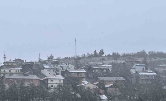 Kastamonu’da kar yağışı başladı, yollar beyaza büründü