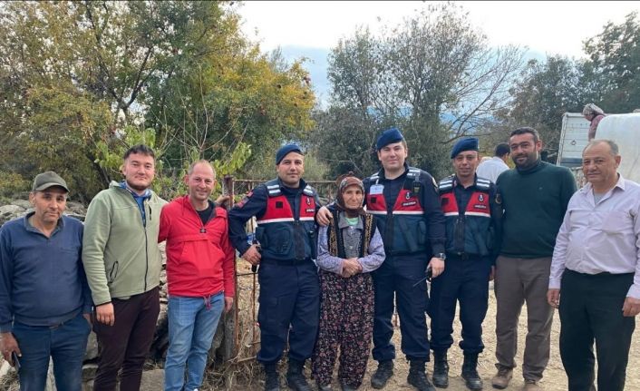 Kayıp Alzheimer hastası yaşlı kadını jandarma buldu