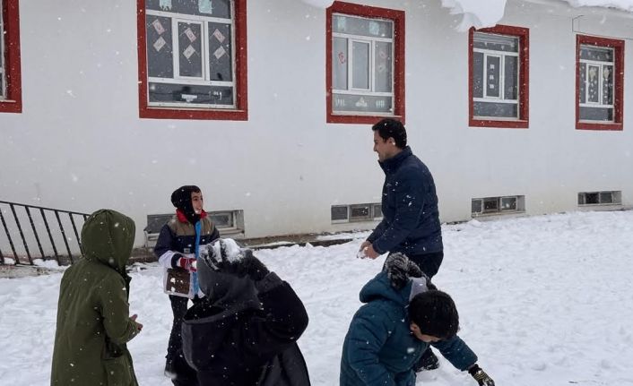 Kaymakam öğrencilerle kartopu oynadı, minikler doyasıya eğlendi