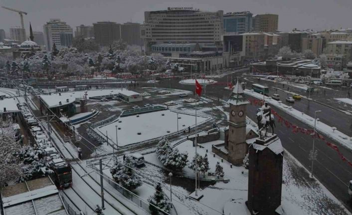 Kayseri’de eğitime kar engeli