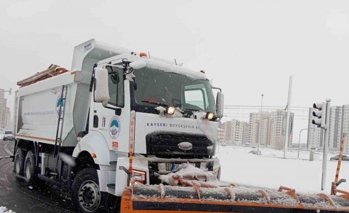 Kayseri’de kar temizleme ve tuzlama çalışması devam ediyor