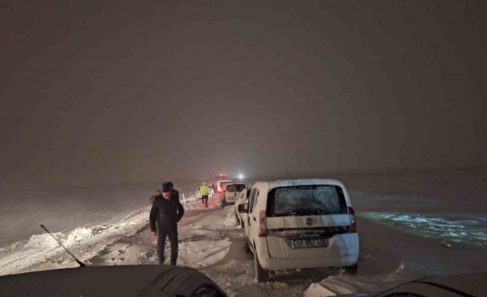 Kayseri’de tipi nedeniyle yolda mahsur kalan 100’ü aşkın vatandaş kurtarıldı