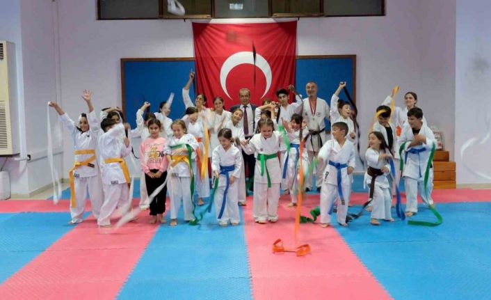 Kemer Belediye karate takımı kuşak atladı