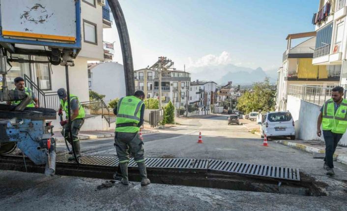 Kepez’de mazgallar vakumlu ekskavatörle temizleniyor