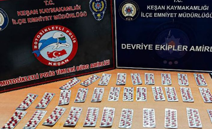 Keşan’da polisin durdurduğu şüphelinin üzerinden 443 sentetik ecza ele geçirildi