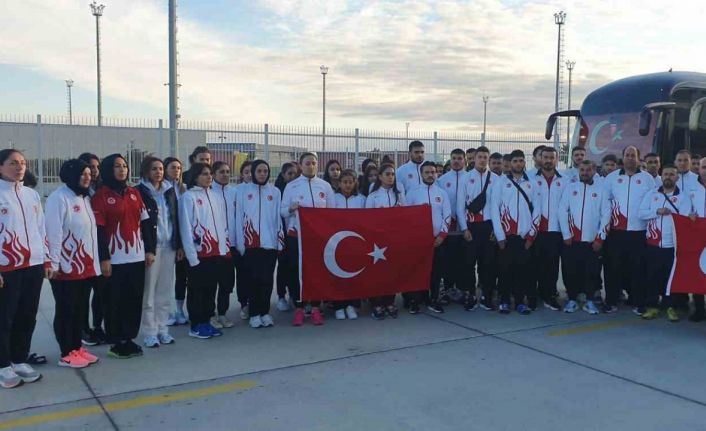 Kick Boks Milli Takımı, sınır kapısında saygı duruşunda bulundu