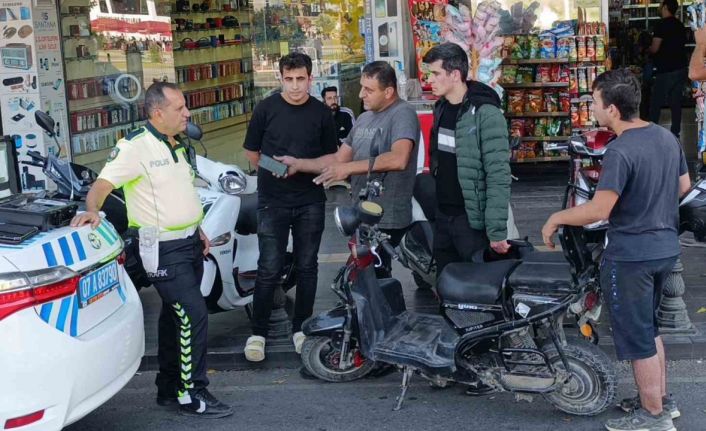 Kırmızı ışık ihlali yapan elektrikli bisiklet, motosiklete çarptı:1 yaralı