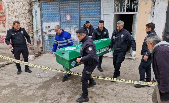 Kız kardeşi ablasını tabancayla öldürülmüş halde buldu