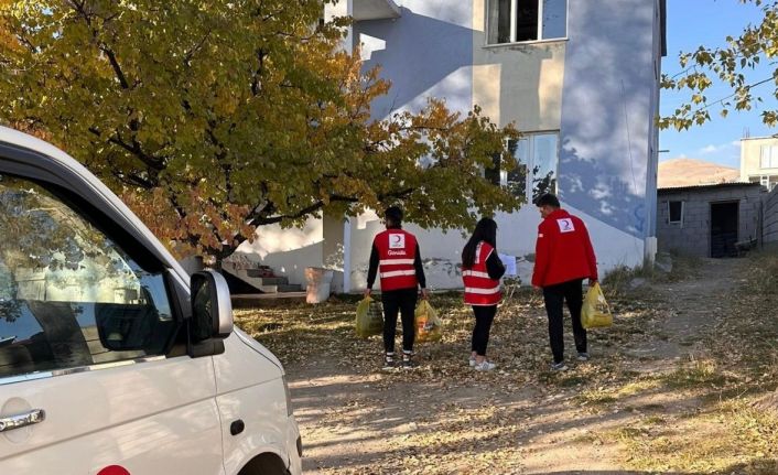 Kızılay’dan ihtiyaç sahibi ailelere kıyafet ve gıda desteği