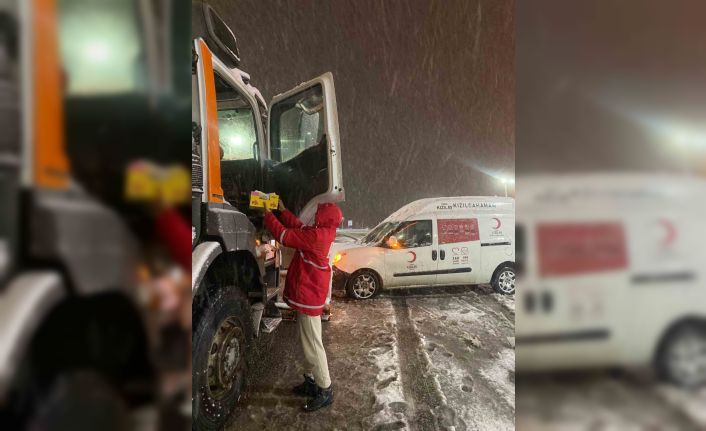 Kızılcahamam’da kar mağdurlarına Kızılay’dan sıcak çay ikramı