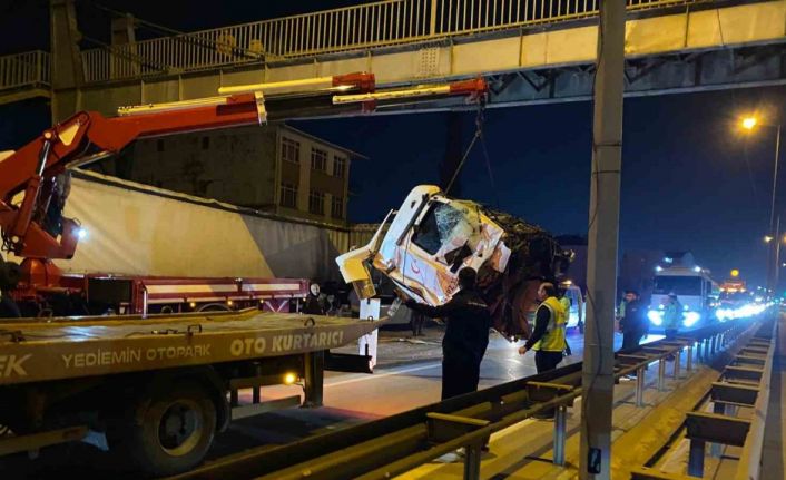 Kocaeli’de 2 tırın karıştığı kazada kupa koptu: Sürücü ağır yaralandı