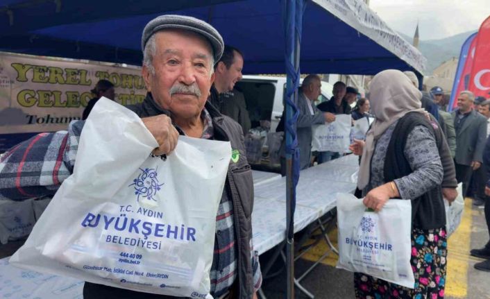 Koçarlı’da vatandaşlar Büyükşehir’in fideleri ile buluştu