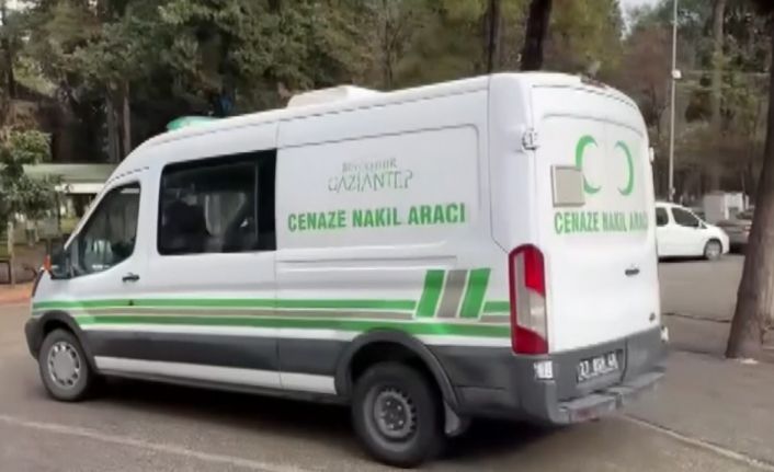 Kontrolden çıkan otomobil duvara çarptı genç kız hayatını kaybetti