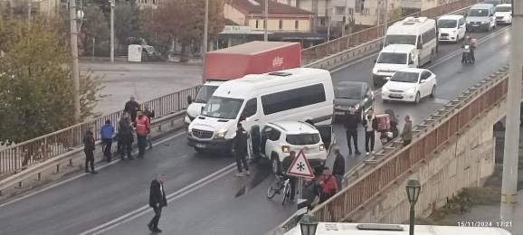 Köprüdeki kaza trafiğin tıkanmasına yol açtı