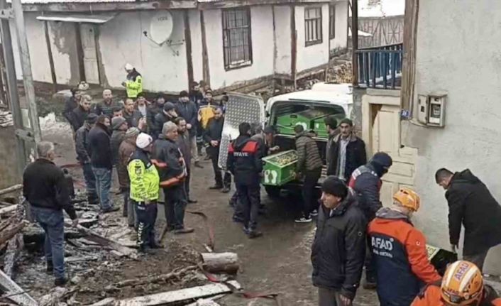 Küle dönen evdeki baba ve engelli oğlunun cansız bedenlerine ulaşıldı