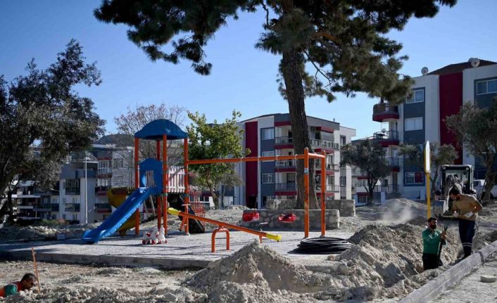 Kuşadası Belediyesi Değirmendere’de park yenileme çalışmasına başladı