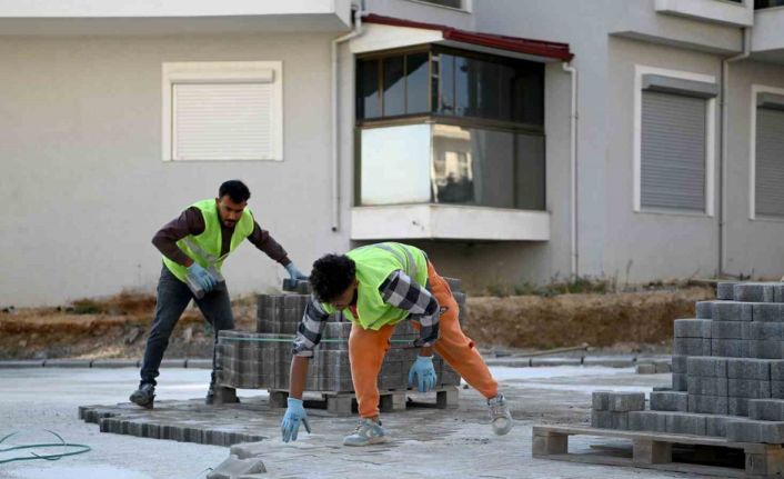 Kuşadası Belediyesi’nden kesintisiz yol mesaisi