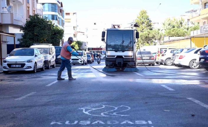 Kuşadası’nda kesintisiz temizlik mesaisi