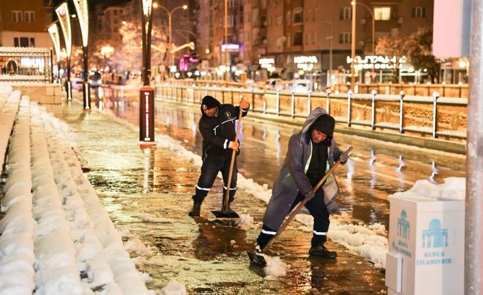 Kütahya Belediyesi’nden karla mücadele seferberliği