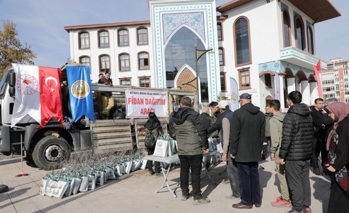 Kütahya’da vatandaşlara 2 bin 500 fidan dağıtıldı