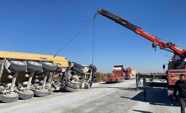 Lastiği patlayan tır devrildi, 1 kişi yaralandı