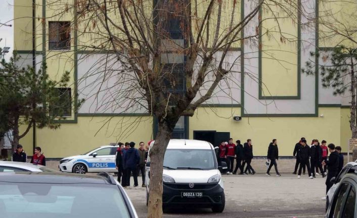 Lisede tartıştığı okul arkadaşını tornavida ile yaraladı