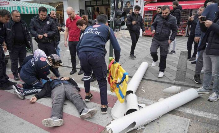 Lodosta çatıdan kopan boru adamın kafasına düştü