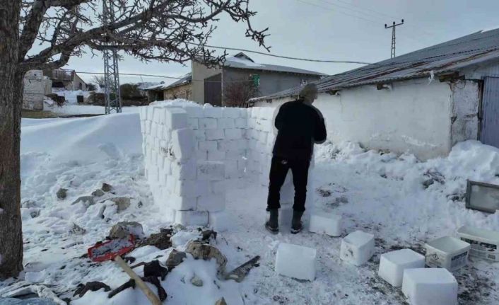 Mahsur kalınca kardan ev yapıp içinde çay içtiler