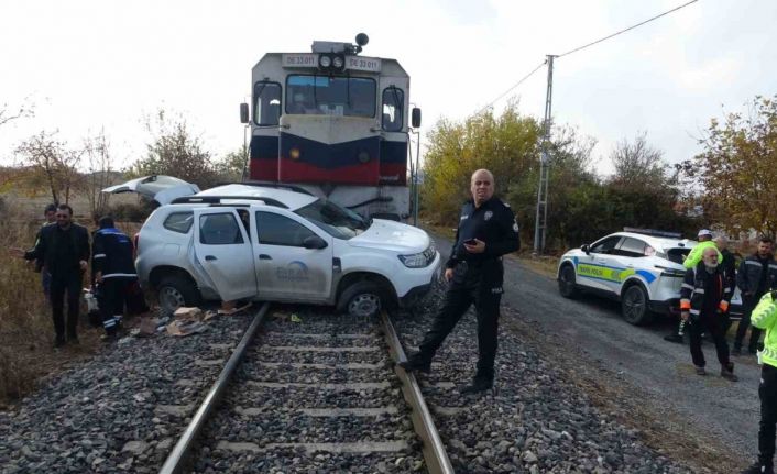 Malatya’da hafif ticari araca yük treni çarptı: 2 yaralı