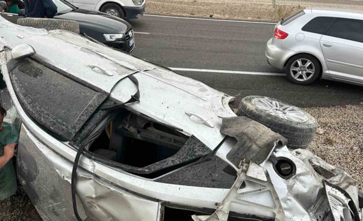 Malatya’da kontrolden çıkan araç şarampole devrildi: 5 yaralı