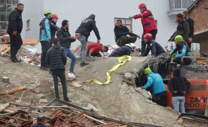 Malatya’da yıkım esnasında enkaz altında kalan operatör kurtarıldı