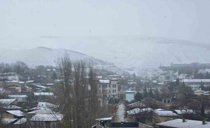 Malatya’nın Darende ilçesi beyaza büründü