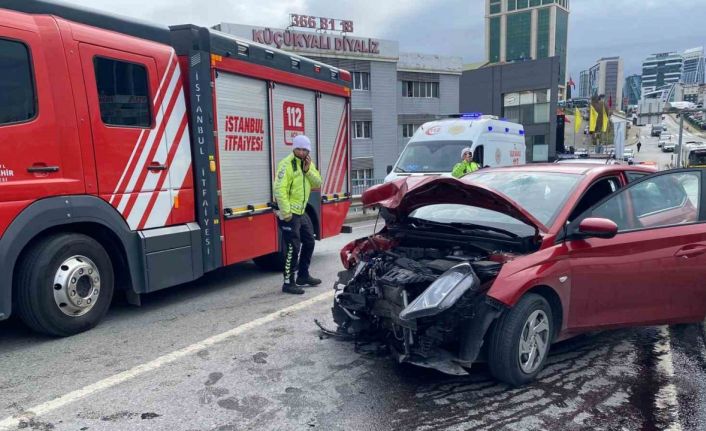 Maltepe’de iki araç kafa kafaya çarpıştı: 5 yaralı