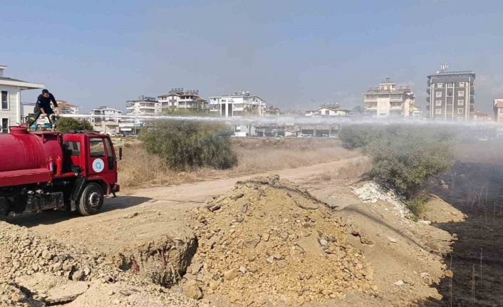 Manavgat’ta çalılık yangını, evlere ulaşmadan söndürüldü