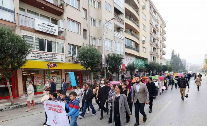 Manisa’da çocuklar hakları için yürüdü