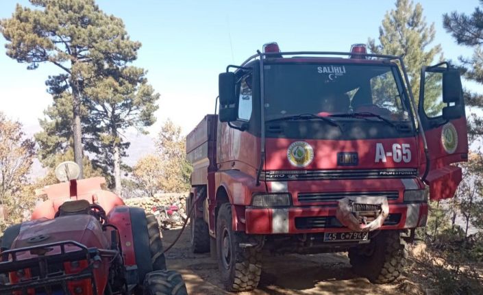 Manisa’da ormanlık alanda çıkan yangın söndürüldü