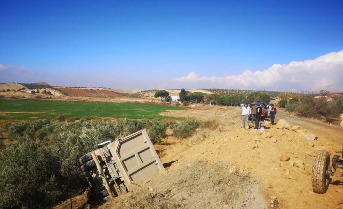 Manisa’da toprak yüklü kamyon zeytin bahçesine devrildi: 1 yaralı