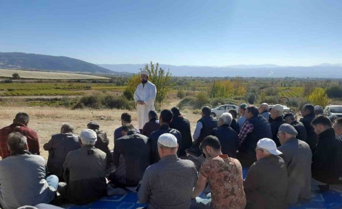 Manisa’da vatandaşlar yağmur duasına çıktı