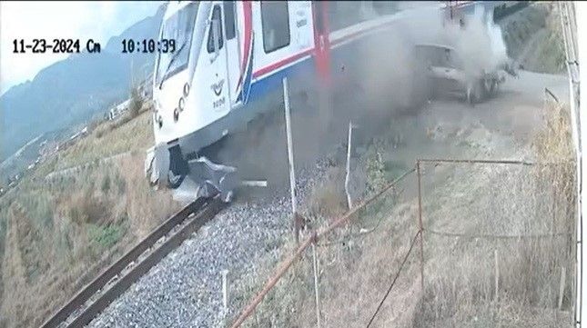 Manisa’da yolcu treni ile otomobil çarpıştı