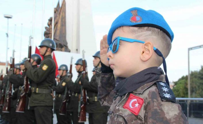 Manisalılar 7’den 70’e Atatürk’ü andı