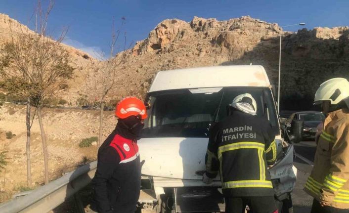 Mardin’de bariyerlere çarpan minibüsün sürücüsü yaralandı