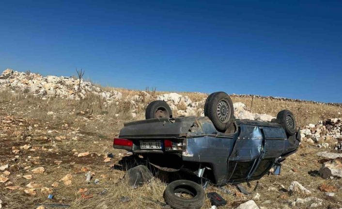 Mardin’de devrilen otomobildeki 2 kişi yaralandı