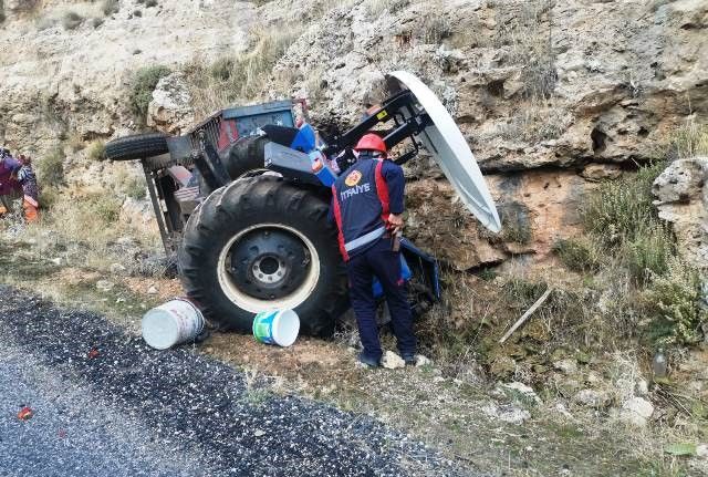 Mardin’de traktör, kayalara çarptı: 1 yaralı