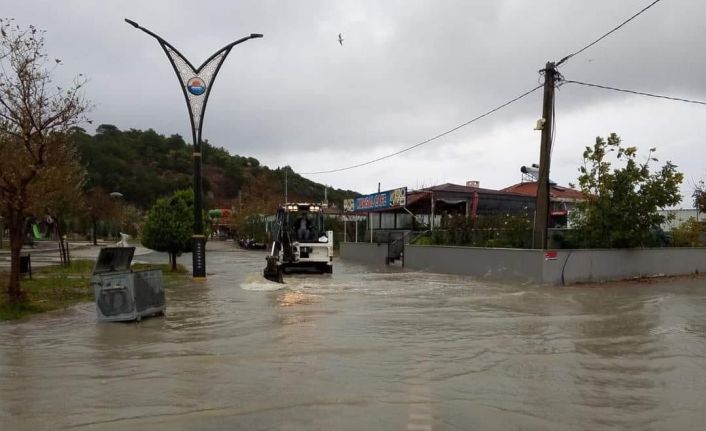 Marmara ve Avşa Adası’nda şiddetli sağanak yağış hayatı olumsuz etkiledi