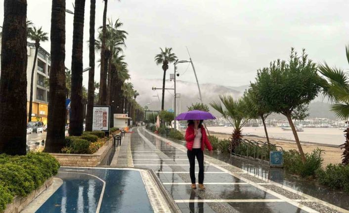 Marmaris’te sağanak yağış etkisini sürdürüyor