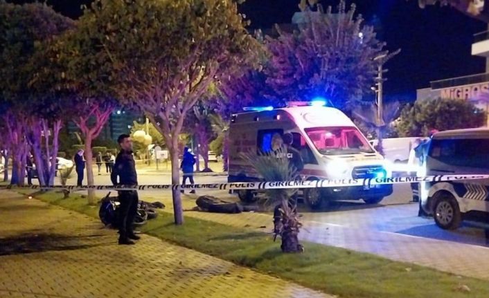 Mersin’de motosiklet ağaca çarptı: 2 ölü