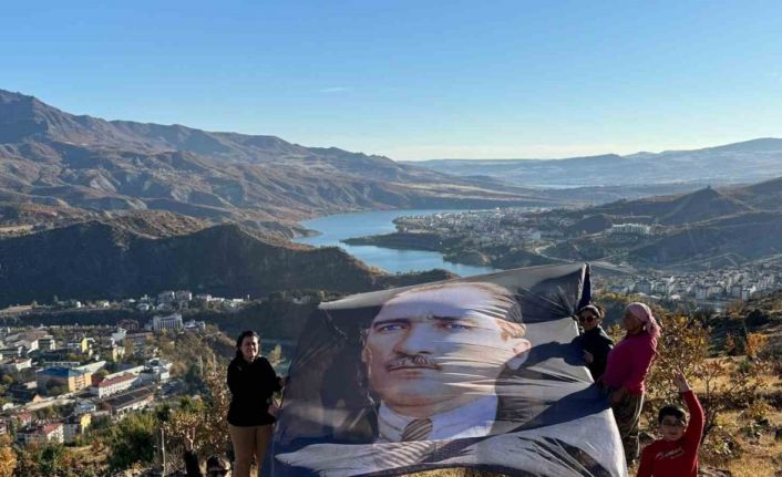 MHP Tunceli’de dev posterle Atatürk’ü andı