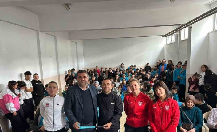 Milli Hokey Sporcuları, Menteşe Cumhuriyet Ortaokulu öğrencileriyle buluştu