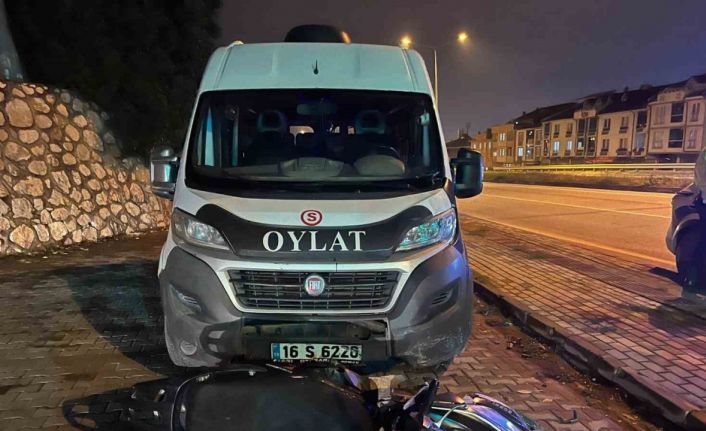 Minibüs ile motosiklet kafa kafaya çarpıştı: 1 ağır yaralı