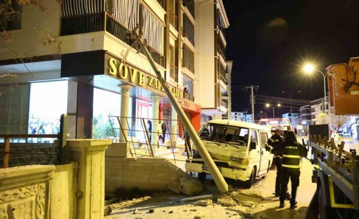 Minibüsün çarptığı elektrik direği balkona düştü: 3 yaralı